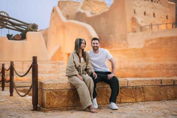 النجم الأرجنتيني رفقة زوجته في السعودية - حساب وزير السياحة على تويتر