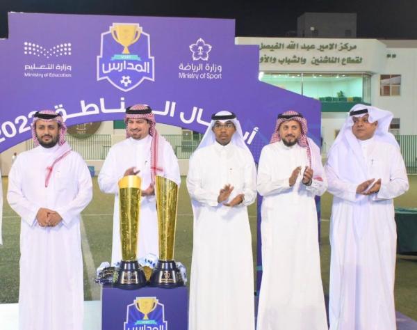 مدير تعليم جدة يتوّج الفرق الفائزة ببطولات دوري المدارس