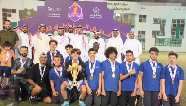 توج المدير العام المدارس الفائزة ببطولة دوري كرة السلة 2023 - اليوم