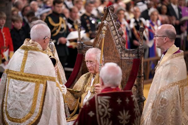 توج الملك تشارلز الثالث بتاج القديس إدوارد من قبل رئيس أساقفة كانتربري - رويترز