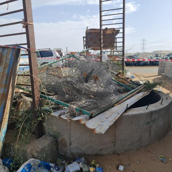 البئر في محافظة جدة بحي الحمدانية قرب منطقة التشاليح، وشارك في ردمها جهات الاختصاص من الدفاع المدني وفق الإجراءات المتبعة. - اليوم