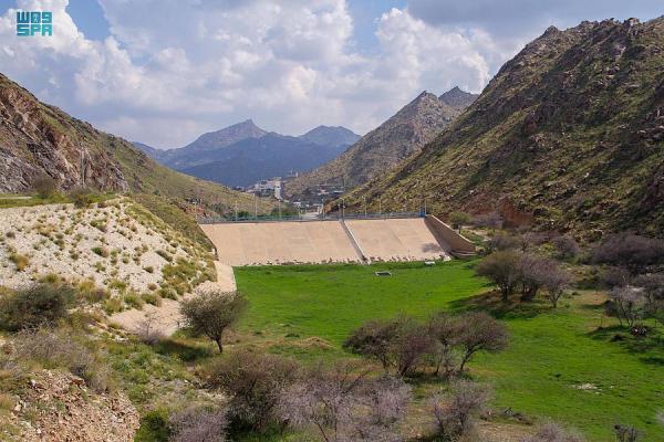 تشكّل السدود لوحات معمارية في قلب الأودية والجبال - واس