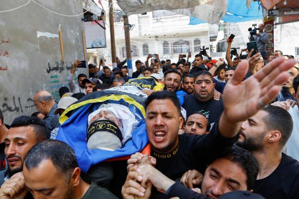 تشييع جثمان أحد ضحايا العدوان الإسرائيلي على غزة - رويترز 