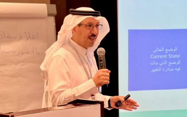 أحد المتحاورين خلال الملتقى 