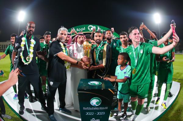 تتويج الأهلي بكأس الدوري الممتاز للشباب