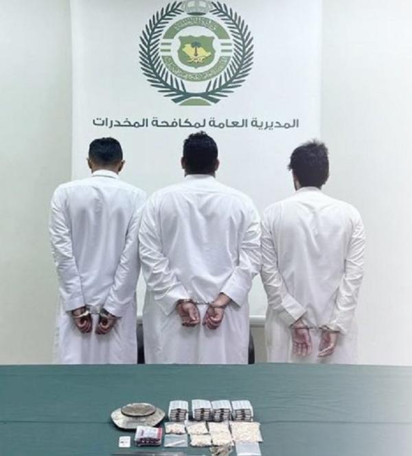القبض على 8 مخالفين لتهريبهم مواد مخدرة