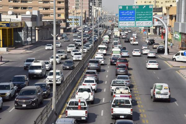 التكدسات المرورية تعطل الطلاب والموظفين - اليوم