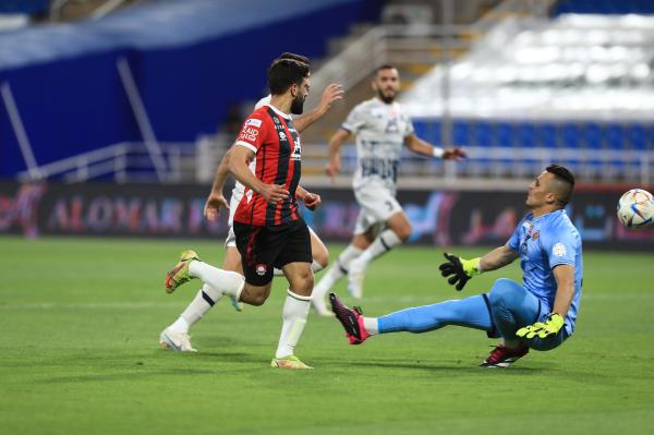 الرائد يكرم ضيفه ضمك بخماسية في دوري روشن