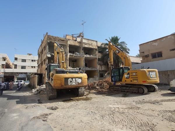 إزالة مبنى آيل للسقوط بحي الجلوية في الدمام - اليوم