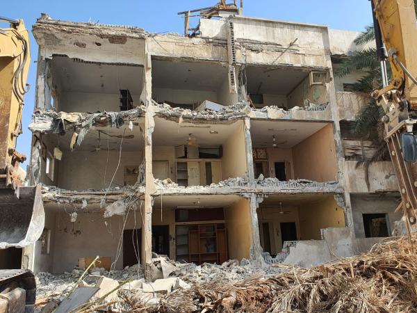 إزالة مبنى آيل للسقوط بحي الجلوية في الدمام