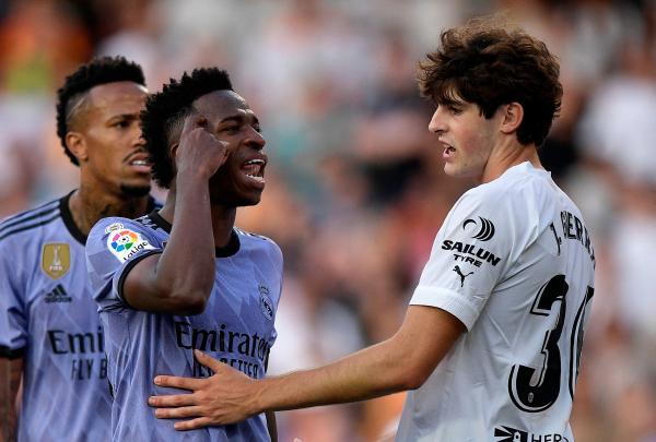 العنصرية.. شبح يطارد فينيسيوس في ريال مدريد