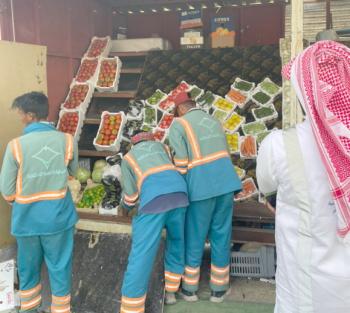 مصادرة 7 أطنان بضائع من الباعة المتجولين المخالفين غرب الدمام  - اليوم
