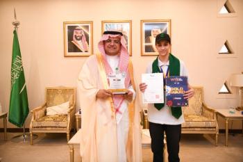 محافظ ‫حفر الباطن يكرم المتدرب عبدالإله البكري