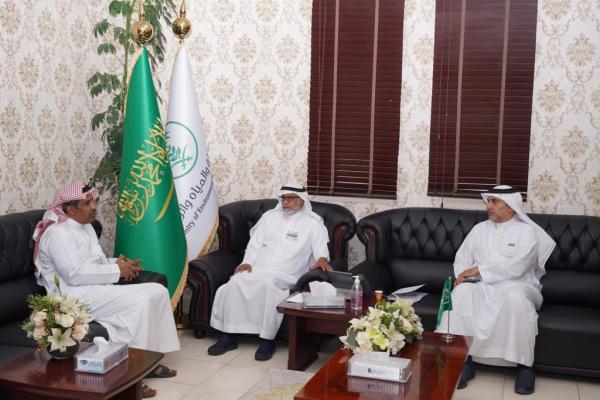 لقاء مدير البيئة بالمنطقة الشرقية المهندس عامر بن علي المطيري بالمستشار في الجمعية السعودية للذوق العام محمد الحربي - اليوم