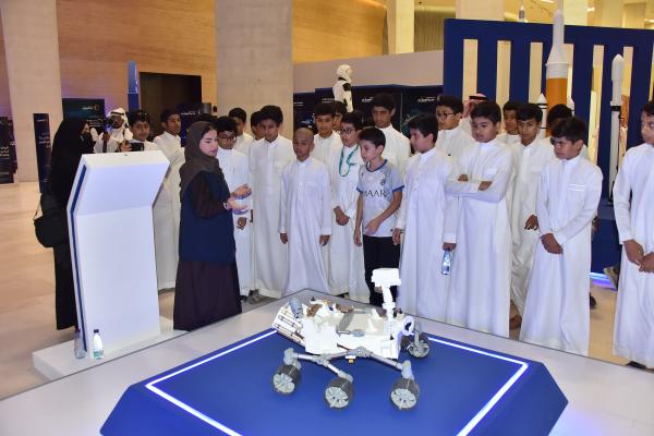 يتعرف الزوار خلالها إلى مستقبل الفضاء وتاريخه في المتحف البصري - اليوم