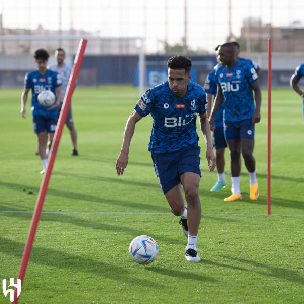 بدون عطيف.. الهلال يُنهي استعداده للعدالة ويغادر إلى الأحساء