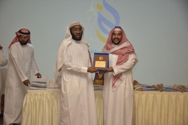 جمعية نور تكرم أحد المتطوعين