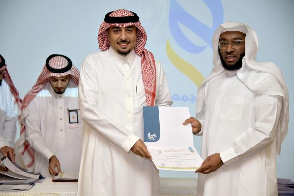 جمعية نور تكرم أحد المتطوعين