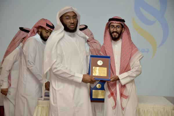 جمعية نور تكرم أحد المتطوعين