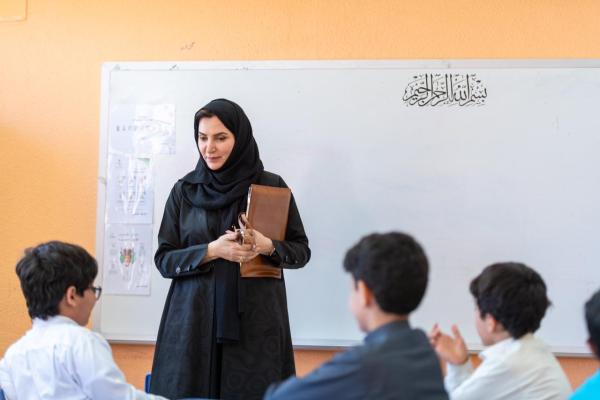 الفارس تزور الطلاب وتطمئن على سير العملية التعليمية - اليوم