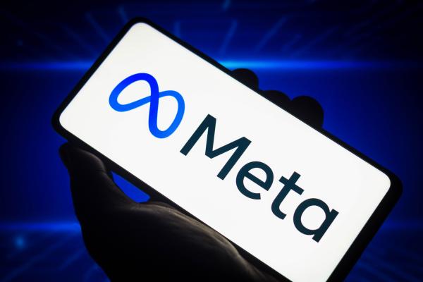 شعار Meta يظهر على هاتف ذكي - د ب أ