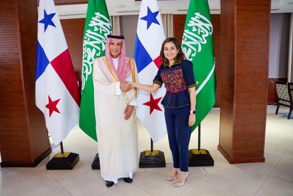 'الجبير' يلتقي وزيرة خارجية بنما