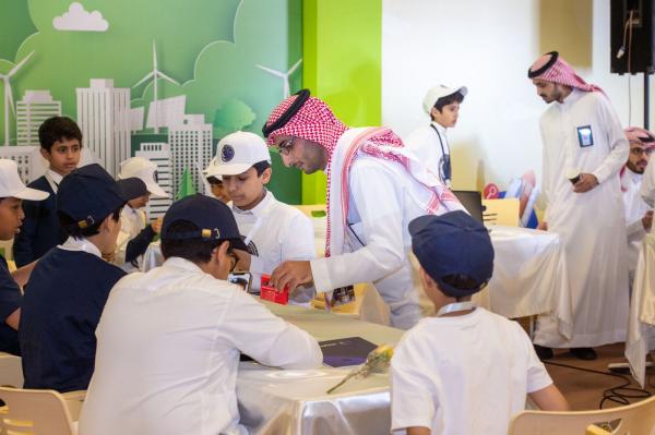 مساعدة الطلاب في تنفيذ التجربة العلمية الأولى مع رائدي الفضاء السعوديان - اليوم