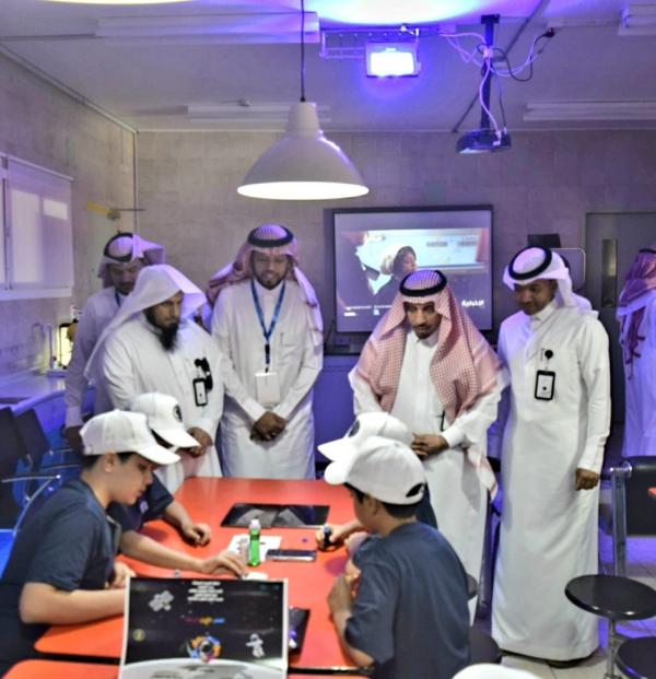 مدير عام التعليم بمحافظة الطائف يتابع التجارب مع الطلاب - اليوم