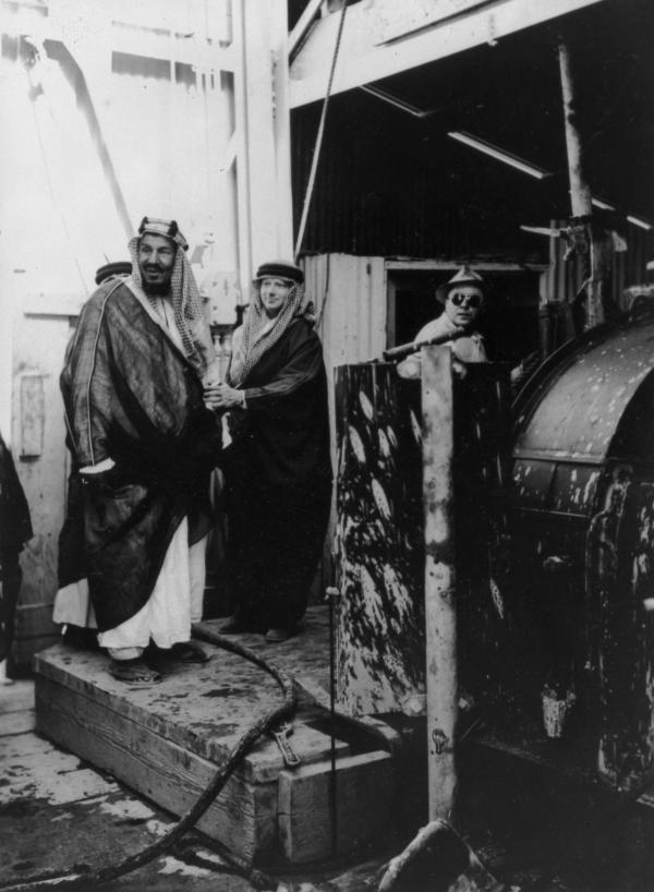 الملك عبد العزيز، طيب الله ثراه، أثناء زيارته لمرافق أرامكو في رأس تنورة 1939م - أرشيف أرامكو
