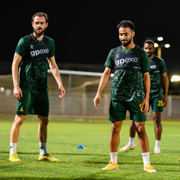 أمواج الخليج تصارع الصعوبات لتفادي الهبوط
