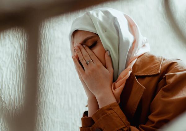 ماهي الإيجابية السامة؟ وما الأضرار التي تسببها؟