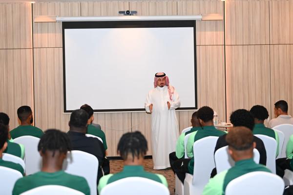 المسحل يلتقي بلاعبي ومنسوبي الأخضر الأولمبي