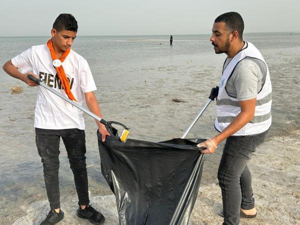 120 متطوعا في تنظيف شاطئ الرملة البيضاء بتاروت