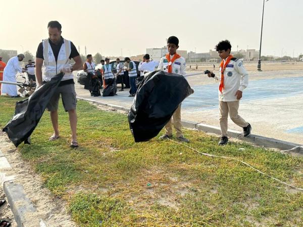 120 متطوعا في تنظيف شاطئ الرملة البيضاء بتاروت