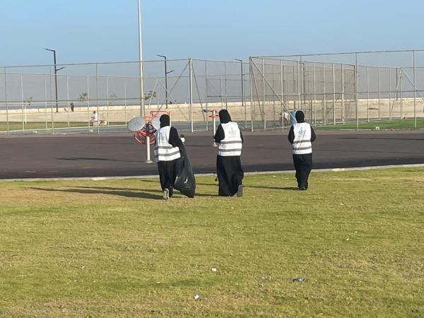 120 متطوعا في تنظيف شاطئ الرملة البيضاء بتاروت