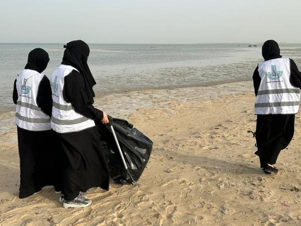 120 متطوعا في تنظيف شاطئ الرملة البيضاء بتاروت