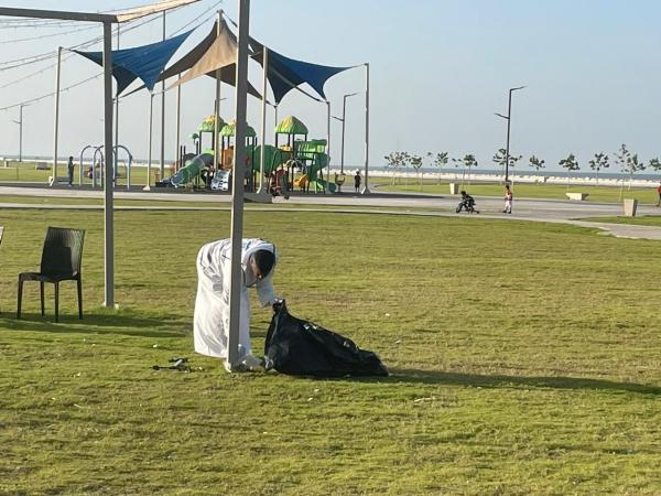 120 متطوعا في تنظيف شاطئ الرملة البيضاء بتاروت