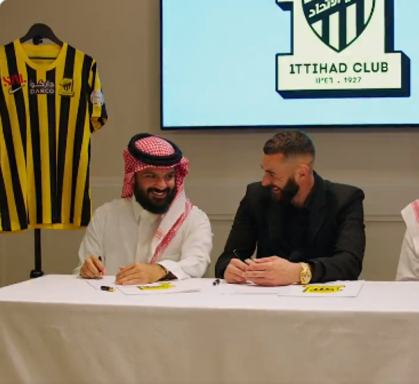 رسميا.. الاتحاد يعلن التعاقد مع بنزيما -  عاجل