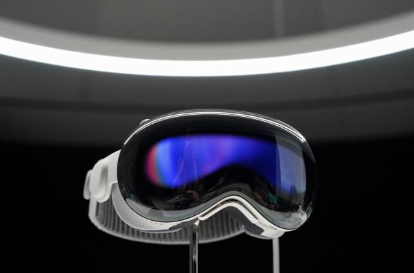 عرض سماعة الرأس Vision Pro في مؤتمر المطورين العالمي السنوي لشركة أبل- رويترز