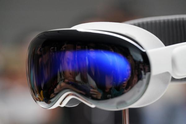تجعلك في عالم آخر.. Vision Pro أحدث ابتكارات 'أبل'
