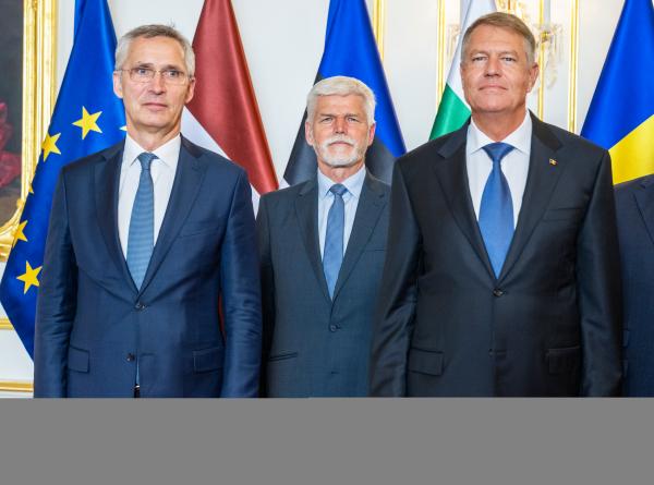الأمين العام لحلف الناتو ينس ستولتنبرج والرئيس التشيكي بيتر بافيل والرئيس الروماني كلاوس يوهانيس - د ب أ