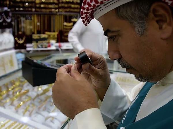 حملة رقابية على محلات بيع الذهب والمجوهرات بمدينة الدمام - تصوير راكان الغامدي