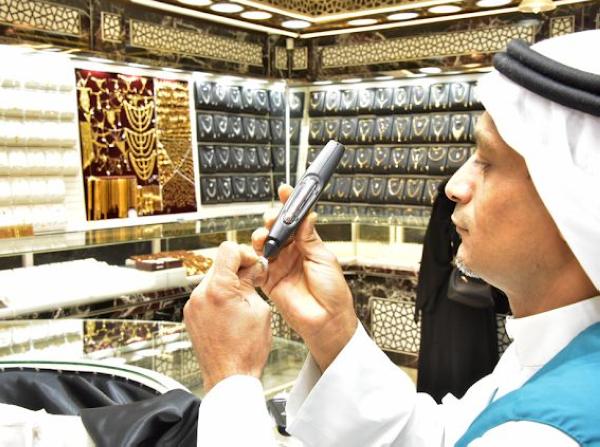 حملة رقابية على محلات بيع الذهب والمجوهرات بمدينة الدمام - تصوير راكان الغامدي
