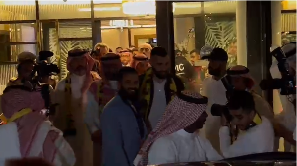 بنزيما يصل جدة لتقديمه مع الاتحاد - عاجل