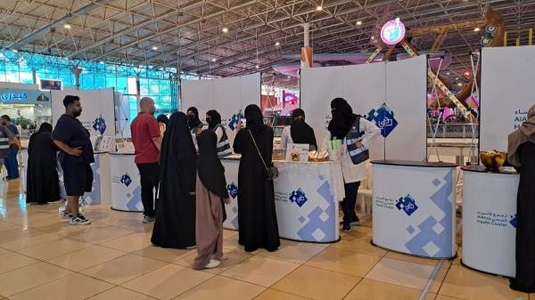 الحضور يتجولون في فعاليات الحملة ويوجهون الأسئلة للمختصين - اليوم