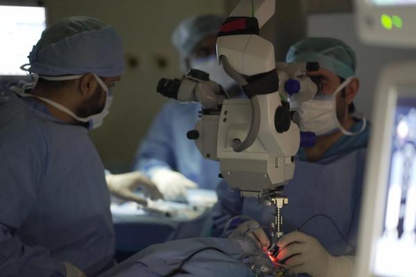 الفريق الطبي في أثناء إجراء العملية - مركز صحة العين بمدينة الملك عبد الله الطبية