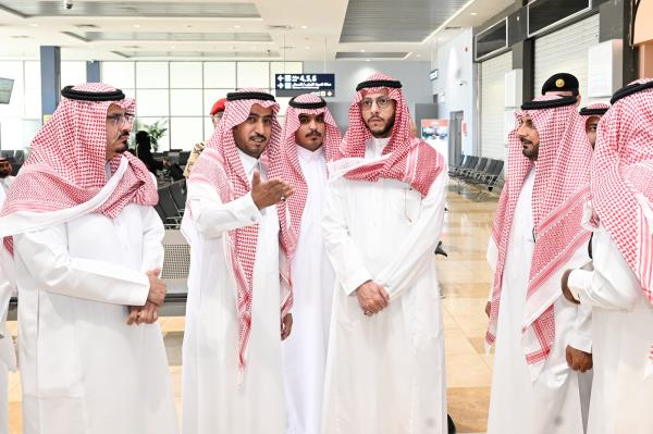محافظ الطائف يطلع على الخدمات المقدمة للحجاج في مطار الطائف