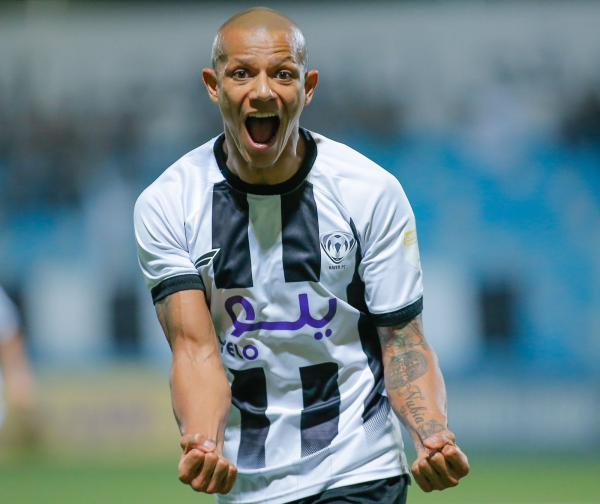 هجر يجدد عقد ادريانو