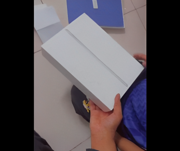 فيديو يثير جدلا لأم تبيع أساورها لشراء أيباد لطفلها.. لماذت فعلت ذلك؟