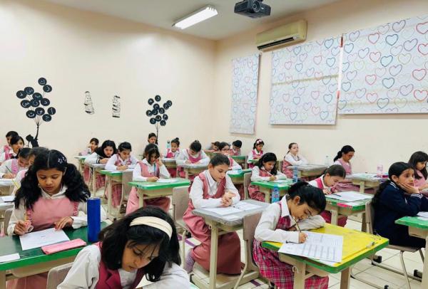 طلاب الصف الثالث الابتدائي حتى الصف الثالث الثانوي في مدارس الإدارة العامة للتعليم بمنطقة الرياض يؤدون امتحاناتهم اليوم - اليوم